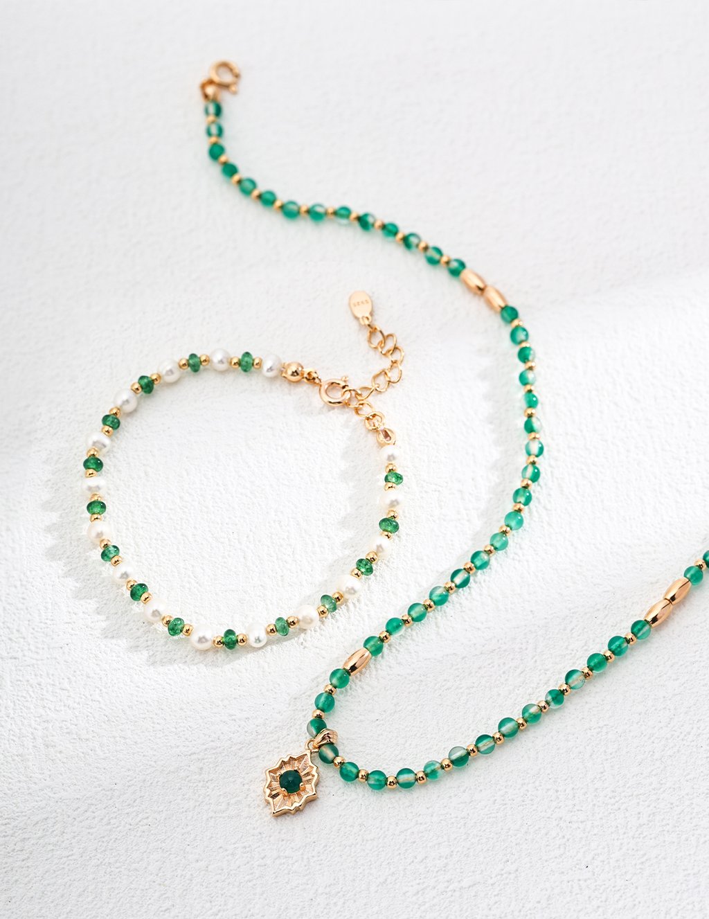 925 Silver Green Agate And Chalcedony Necklace - Adjustable Chain In Vintage Gold Finish