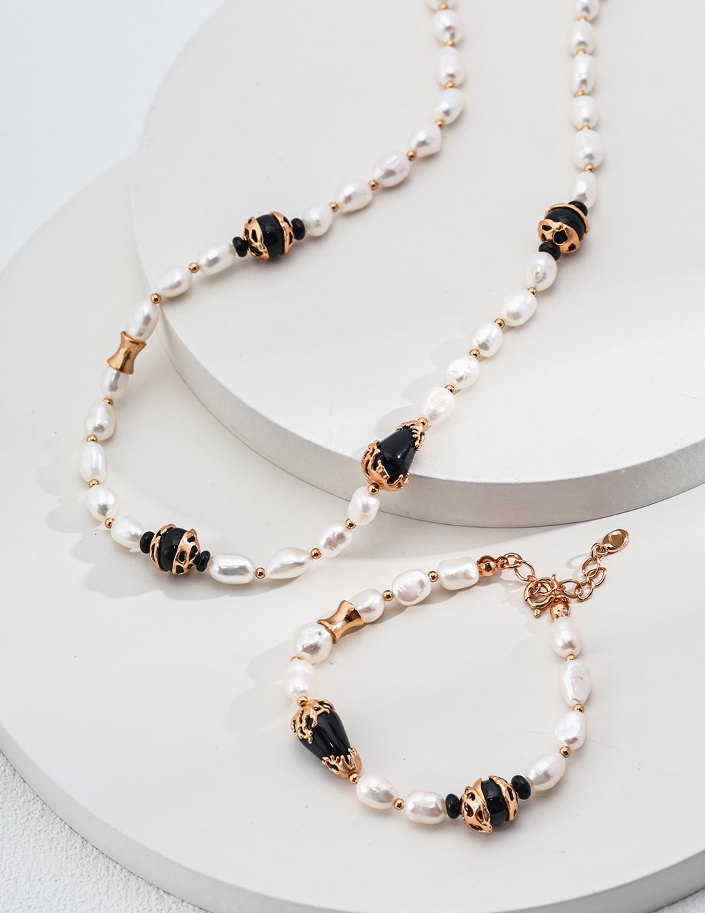 925 Silver Natural Pearl And Black Onyx Necklace - Adjustable Chain In Vintage Gold Or Platinum Finish