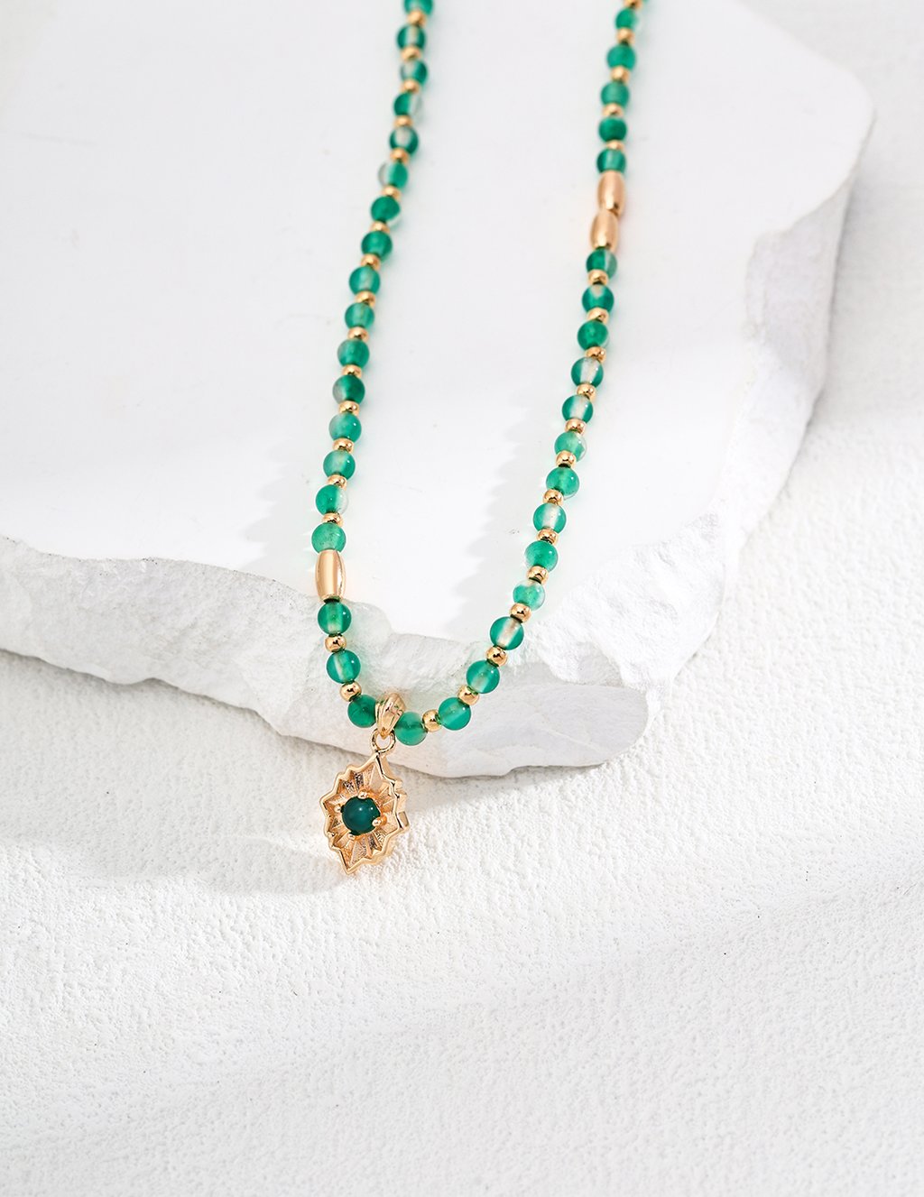 925 Silver Green Agate And Chalcedony Necklace - Adjustable Chain In Vintage Gold Finish